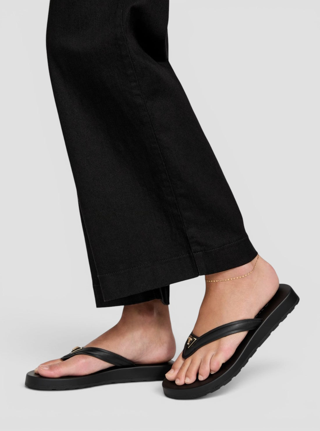 GUESS Womens Black Candry Logo Flip Flop Sandals CANDRY Detail View