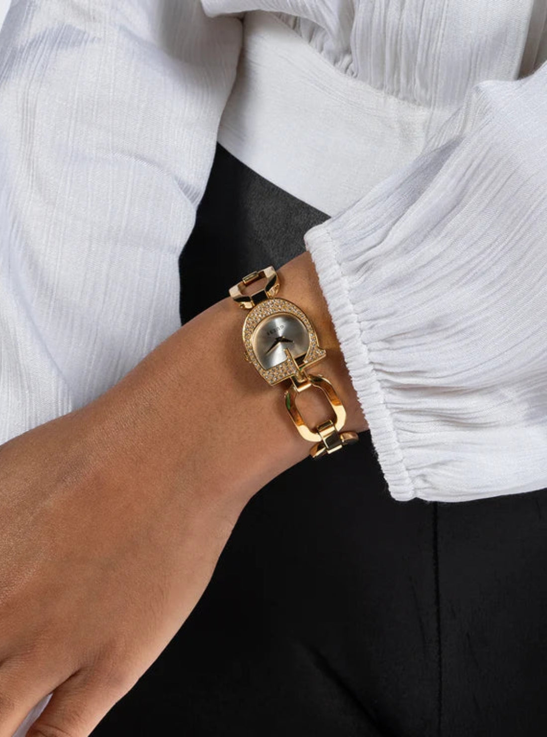 Gold Gia Logo Link Bracelet Watch | GUESS Women's Watches Model View_4