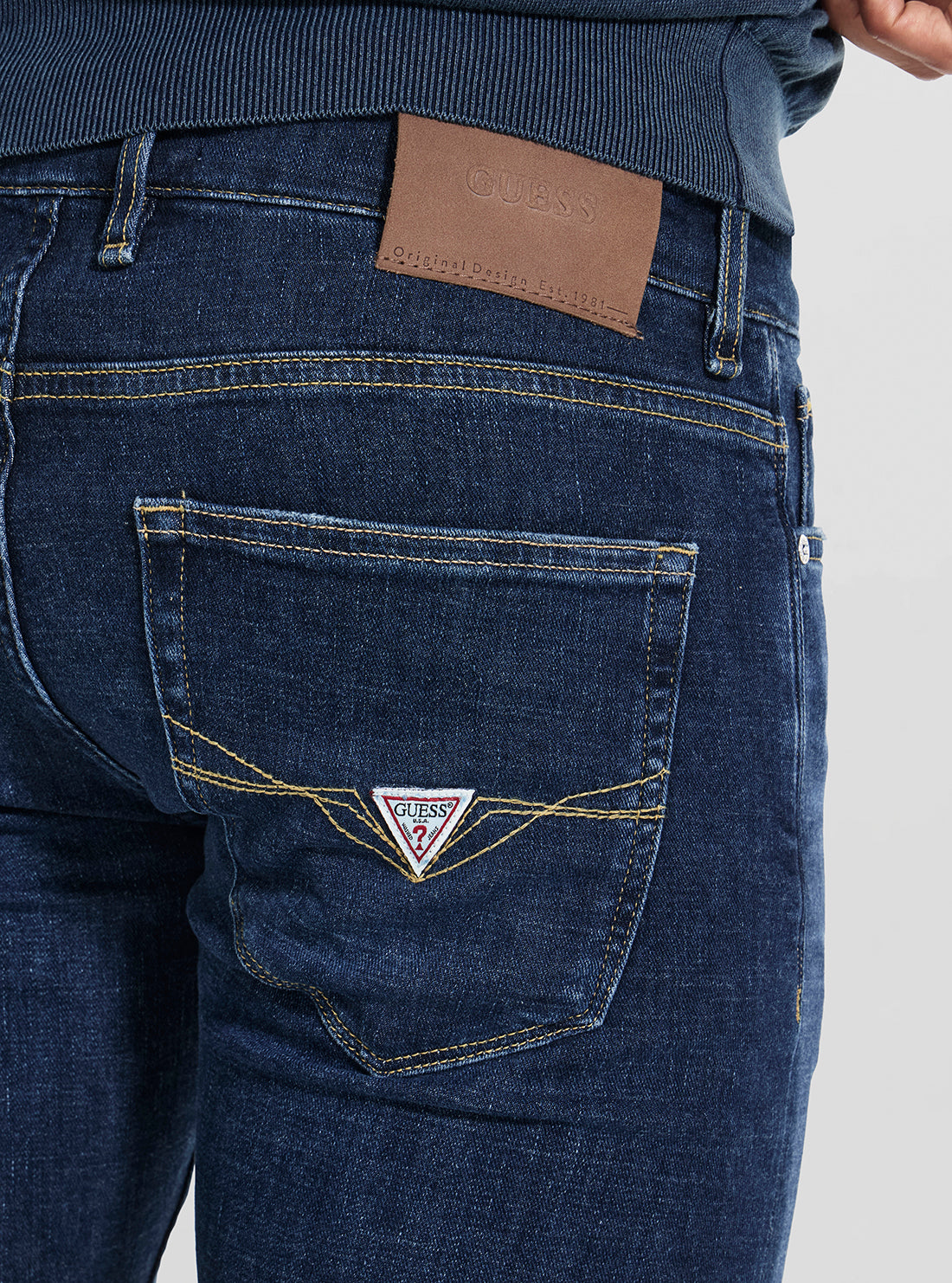 GUESS Mens Mid-Rise Blue Finnley Jeans in Medium Wash M5BAS2D0582 Detail View