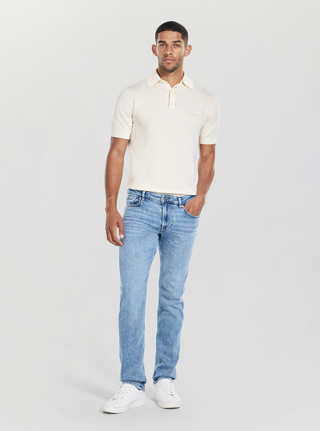 GUESS Mens Mid-Rise Finnley Slim Jeans in Light Wash M5BAS2D0612 Full View