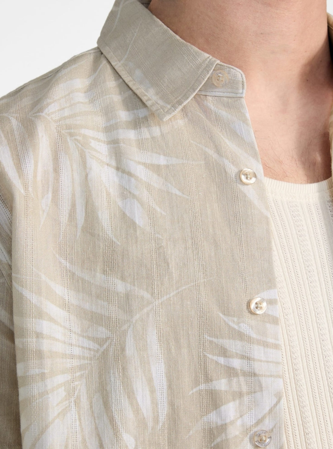 GUESS Mens Beige Textured Palm Shirt M5GH68WH3A0 Detail View
