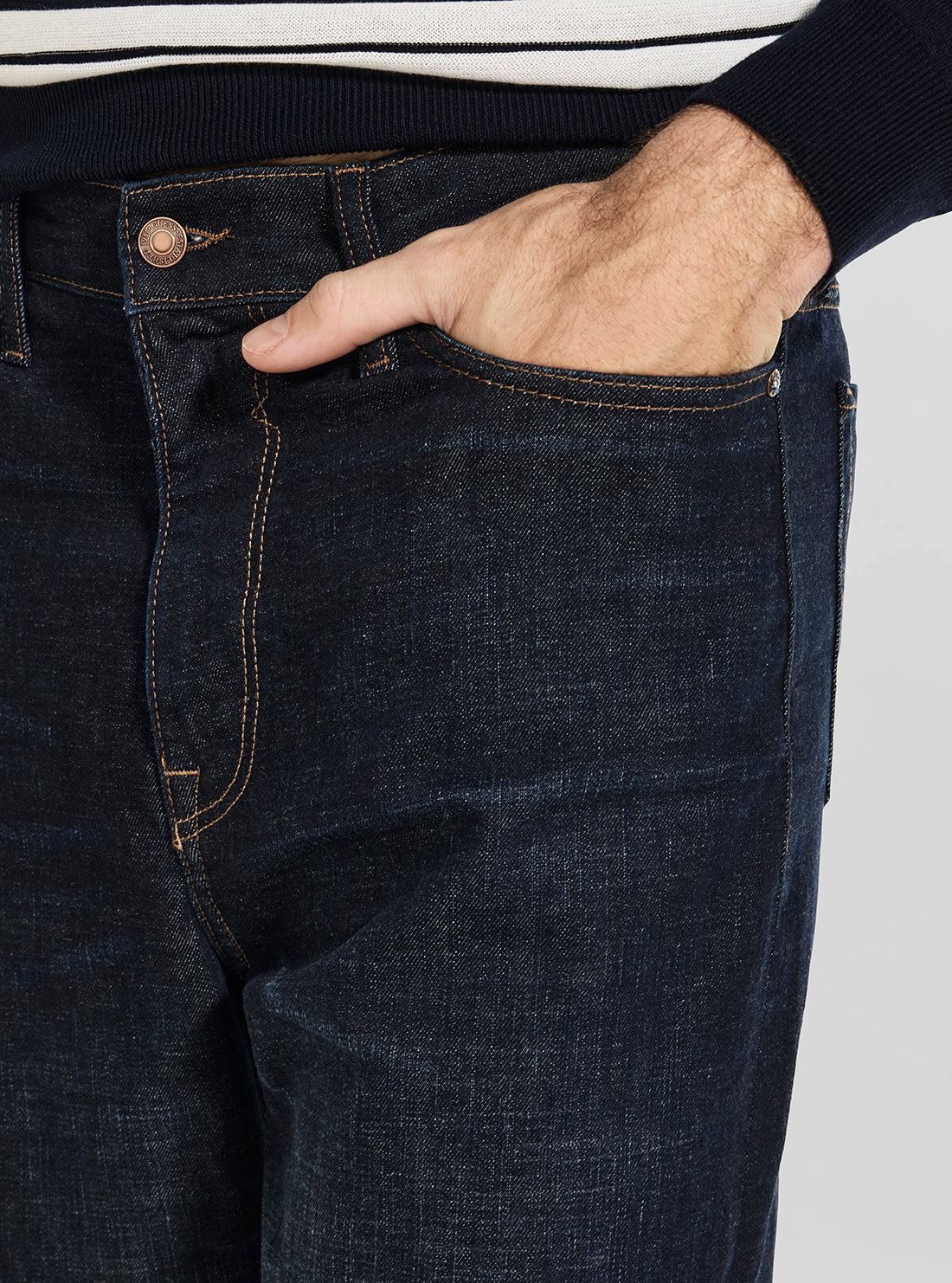 GUESS Mens Mid-Rise Process Jett Baggy Jeans in Dark Wash M6GA0PD1092 Detail View