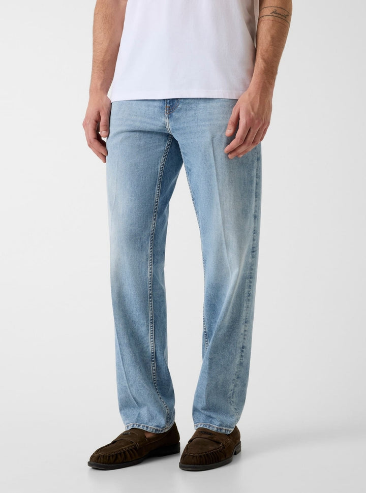 GUESS Mens Mid-Rise Damon Jeans in Light Wash M6GA82D1090 Front View