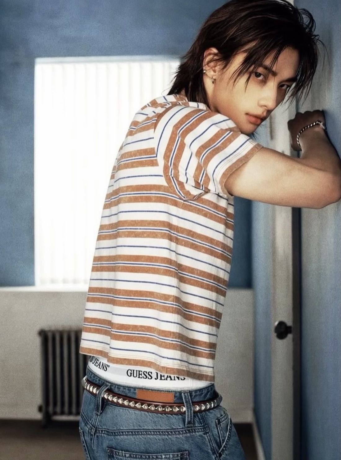 GUESS Mens Brown Striped Hyunjin Unisex T-Shirt M6GP70K99Q2 Model View2