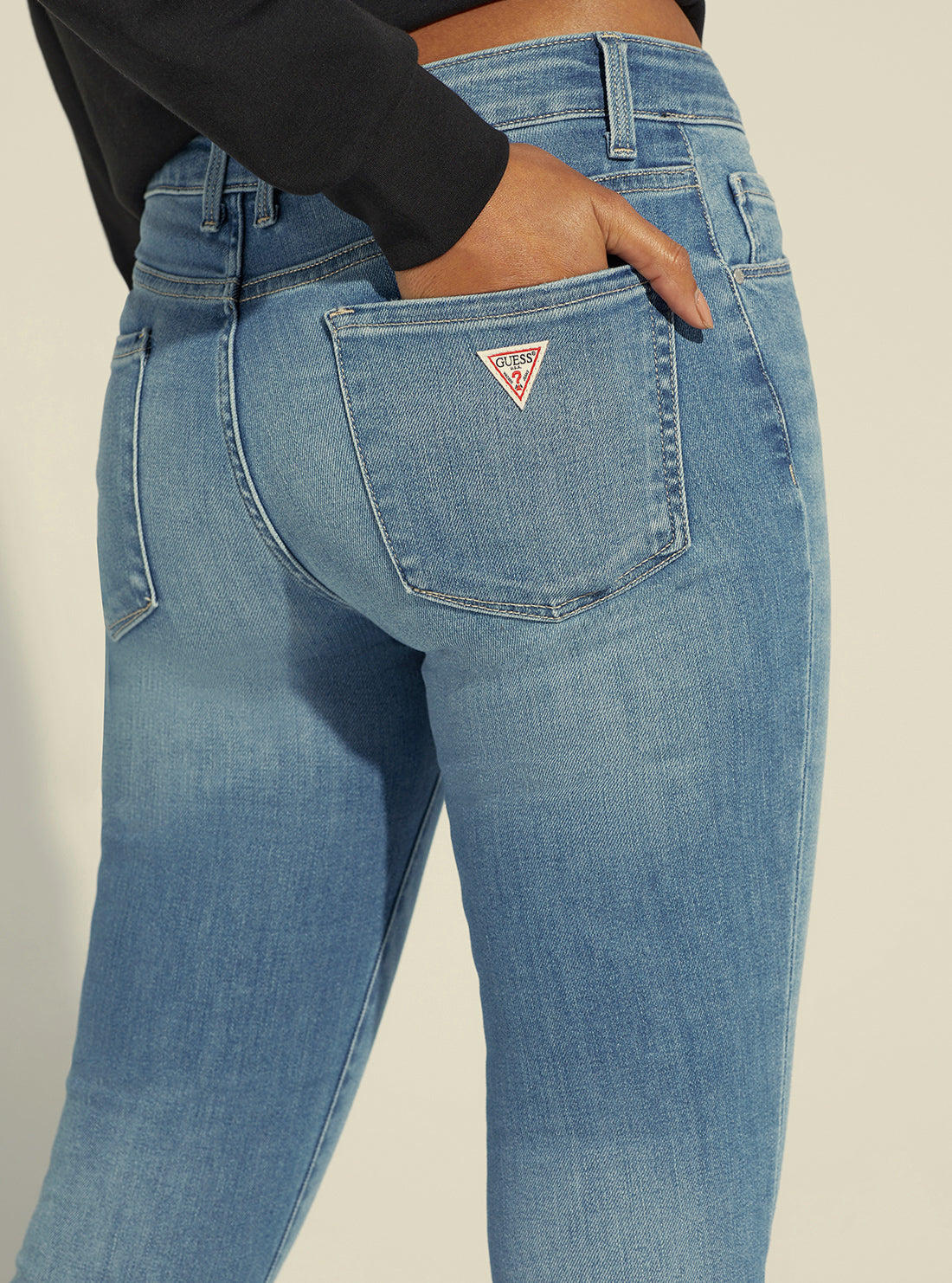 guess womens Annette Mid-Rise Skinny Denim Jeans in Carrie Light Wash detail view